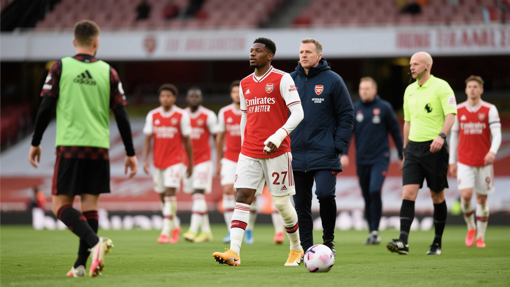 决定是否进行大规模引援，不仅仅基于现有阵容，还需全